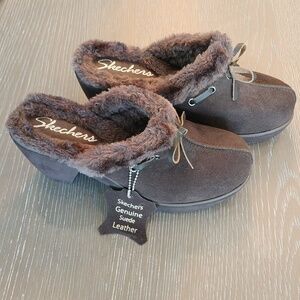 Brown suede Skechers clogs NWOT